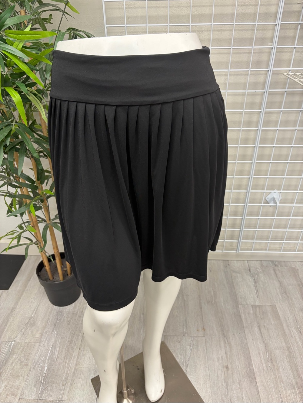 Isaac Mizrahi Black Pleated Y2k Skater Skirt